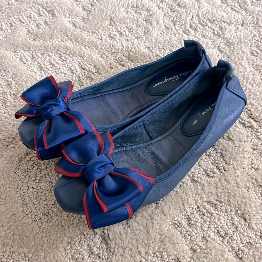 Salvatore Ferragamo Navy Bow Flats
Size 35